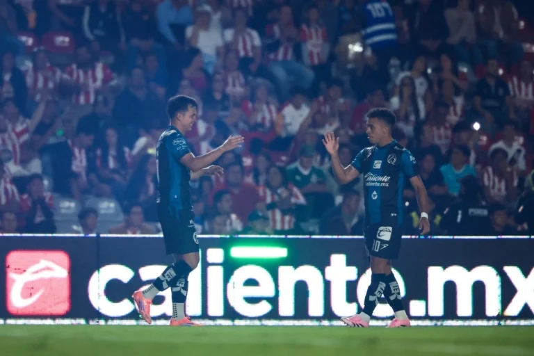 queretaro-derrota-a-chivas-y-le-corta-racha-de-cuatro-triunfos-al-hilo_f80753dc-8d0c-4bcc-b0e6-b2f7b56ec05a_medialjnimgndimage=fullsize