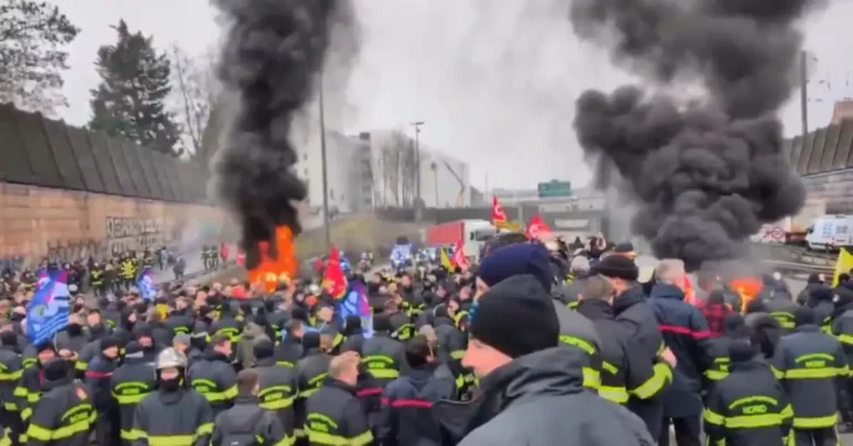 -cientos-de-bomberos-en-el-norte-de-francia-protestan-por-precariedad-laboral_8cd95c8f-5c62-4dfa-a80a-80b4c3cb7dc2_media