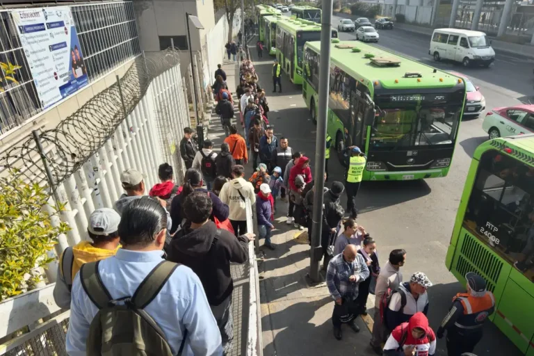 como-dia-habil-largas-filas-registro-ayer-la-linea-b-del-metro-por-cierres_098f4b90-e316-40d9-a11a-c8c5afa20bd1_media