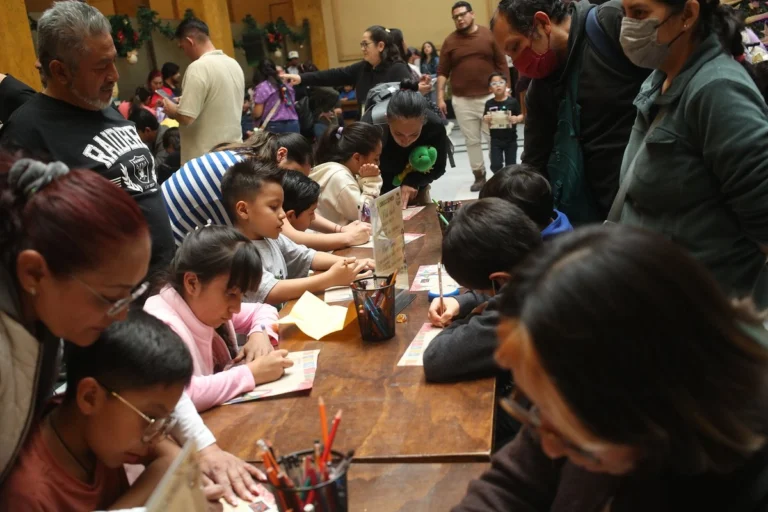 largas-filas-en-el-palacio-postal-para-escribir-la-carta-a-los-reyes-regalos-van-de-350-a-30-mil_fd5fa9ef-25eb-4854-b3c0-6650fb09ef0d_medialjnimgndimage=fullsize