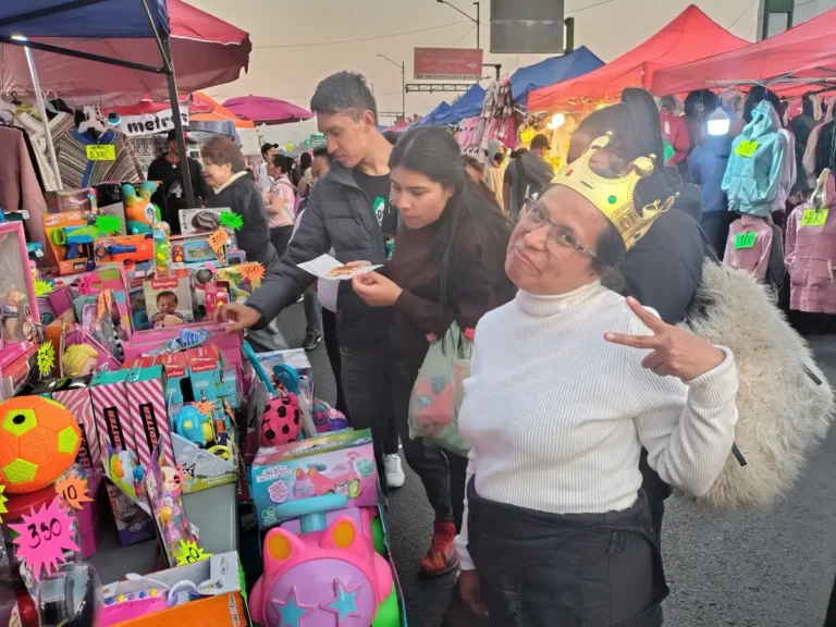 toman-familias-las-calles-del-centro-en-busca-de-regalos-y-bajos-precios_05ef6bfa-d384-4b9c-a67a-f85da0e7ca9d_media