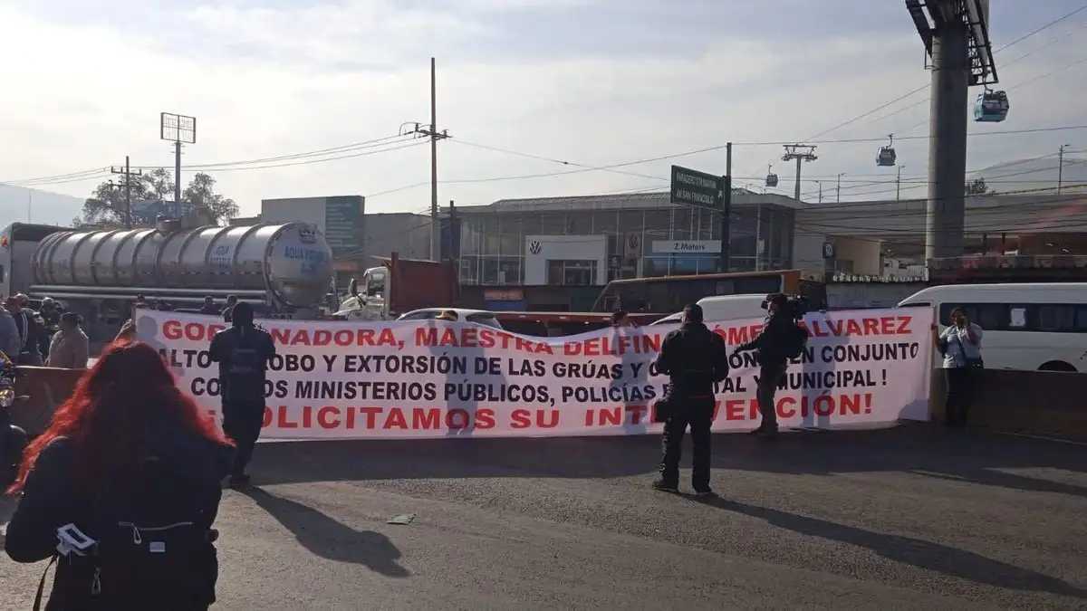 transportistas-bloquean-seis-puntos-del-edomex-denuncian-extorsion-de-gruas-policias-y-mp_dcf1f3ae-1949-445f-9357-6c257fe00bd8_media
