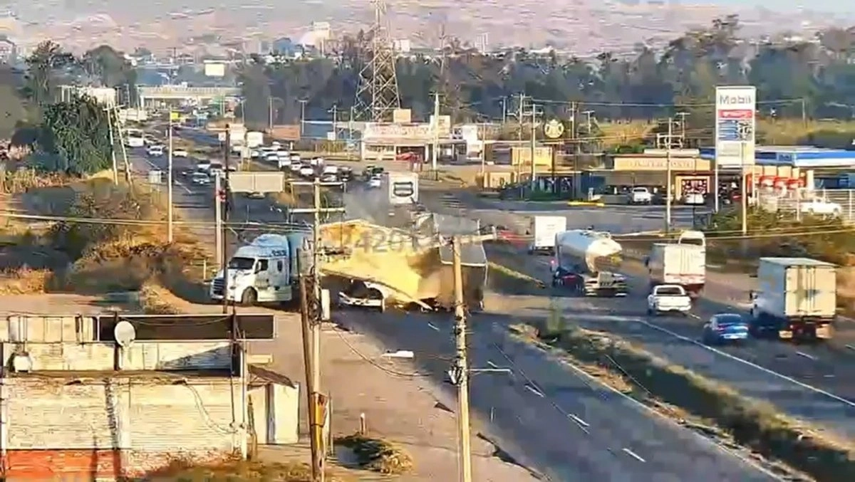 camion-torton-choca-y-parte-a-la-mitad-caja-de-un-trailer-en-guanajuato_c295ffd3-b7a6-4041-9365-9d4f0d22d540_medialjnimgndimage=fullsize