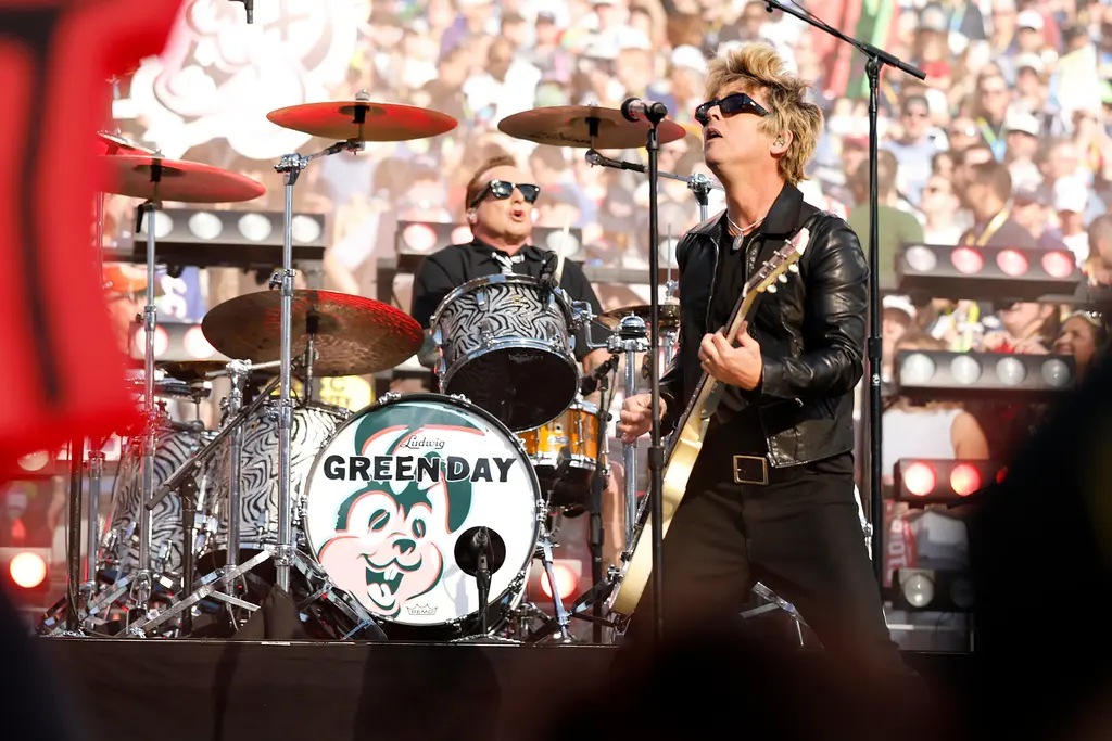 green-day-no-envia-mensaje-a-trump-en-el-super-bowl-lx-82df1d44-focus-0-0-1280-720 (1)
