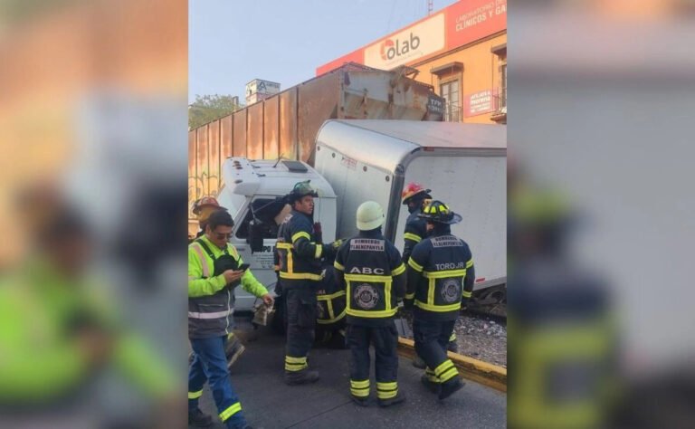 camioneta-de-carga-es-arrastrada-por-el-tren-en-edomex-al-intentar-ganarle-el-paso_77903f12-94bc-4742-b715-249c47350934_medialjnimgndimage=fullsize