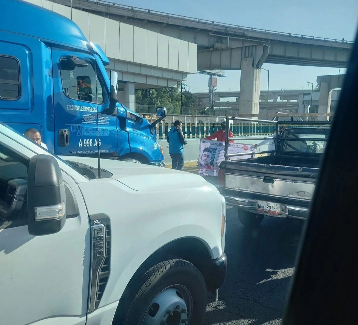 manifestantes-liberan-circulacion-en-la-autopista-mexicopuebla_1bed89ff-ff7f-4b8e-aa8a-6110e1c4aee0_medialjnimgndimage=fullsize