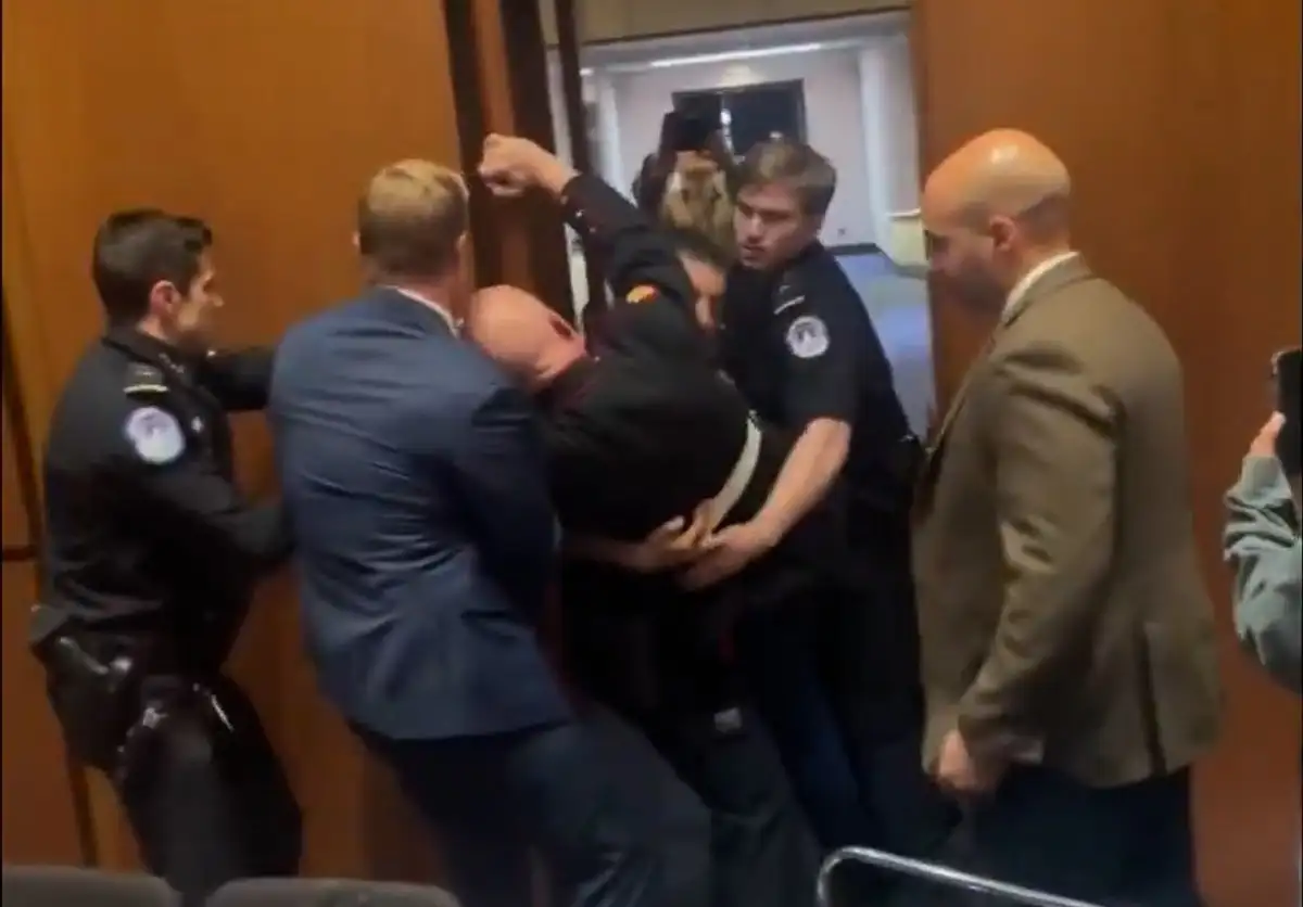 retiran-por-la-fuerza-a-ex-marine-que-protesto-contra-la-guerra-con-iran-en-audiencia-del-senado_b9984a22-b002-402b-b99f-8699c38ff3b8_media