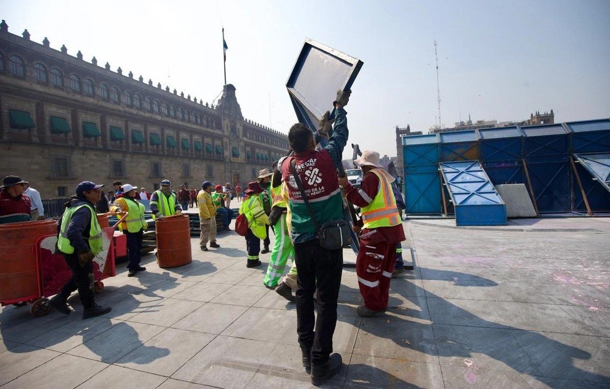 trabajadores-del-gobierno-de-la-cdmx-realizan-labores-de-limpieza-en-el-zocalo-luego-del-8m_e3095605-f61f-41c2-95fb-e5db5c743545_medialjnimgndimage=fullsize