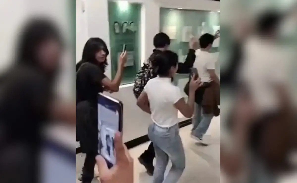 Estudiantes del IPN irrumpen en Canal Once para denunciar irregularidades__