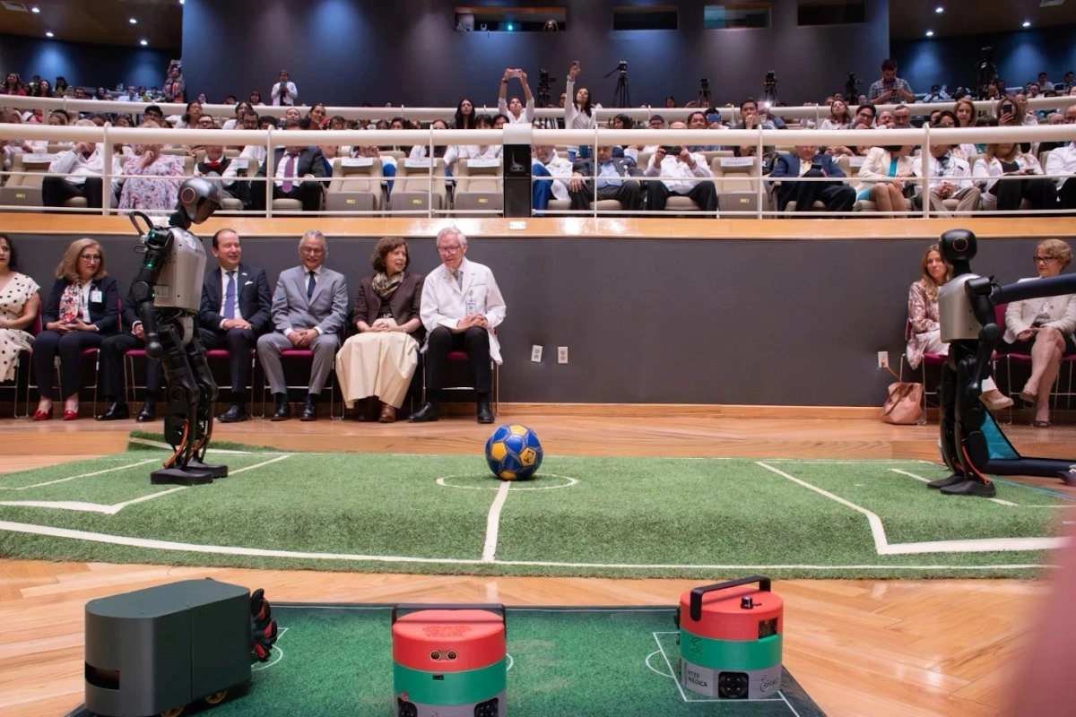 ninos-y-adultos-desarrollan-robots-futbolistas-y-compiten-en-el-torneo-copa-futbotmx_9ad7e14b-7ea5-446f-8cbb-2dbefc5f94cc_medialjnimgndimage=fullsize