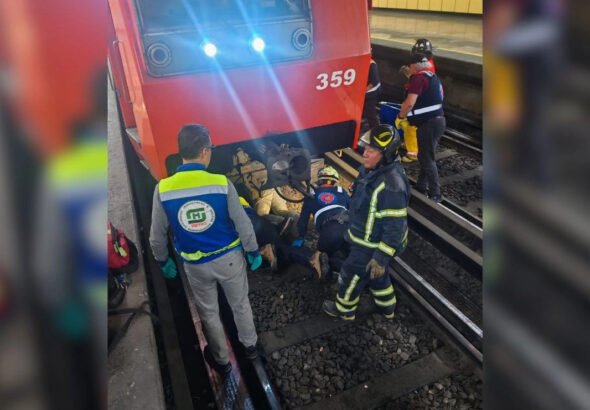 rescatan-con-vida-a-un-hombre-tras-arrojarse-a-las-vias-del-metro_62cf9294-dfc4-4af3-be8c-1d496f61d7df_medialjnimgndimage=fullsize