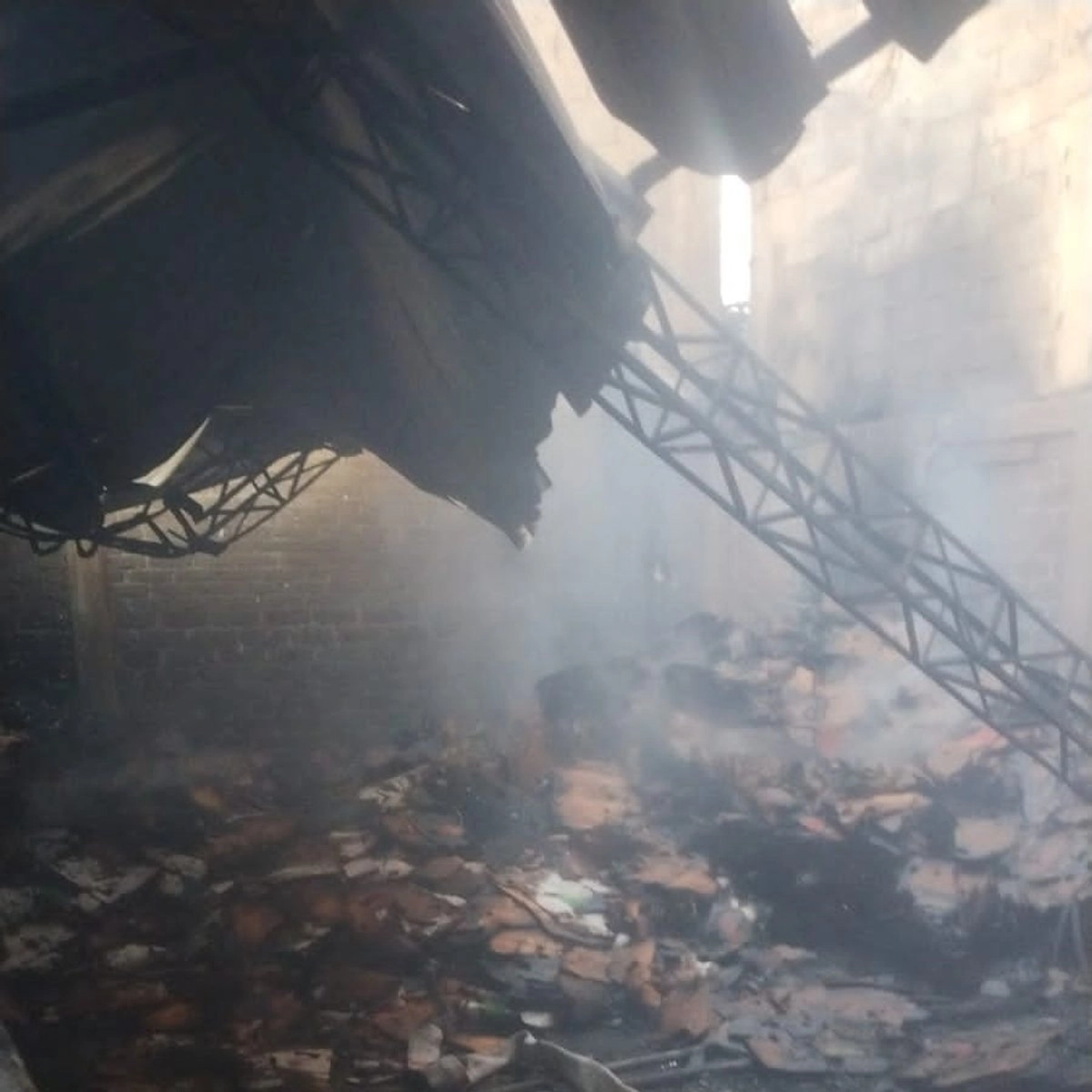 bomberos-controlan-nuevo-brote-de-fuego-en-recicladora-de-leyes-de-reforma_ce487710-a8d6-4ffe-8978-ad480d1f2c1b_medialjnimgndimage=fullsize