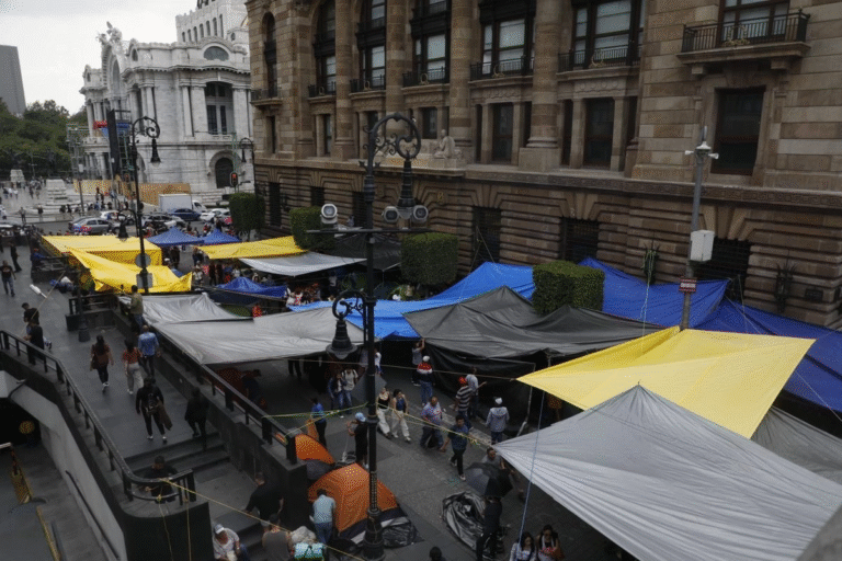 canaco-estima-perdidas-en-39-mdp-en-un-dia-por-planton-de-la-cnte-en-cdmx_d8a1168e-e034-4114-a2ad-4e1645251d5d_medialjnimgndimage=fullsize