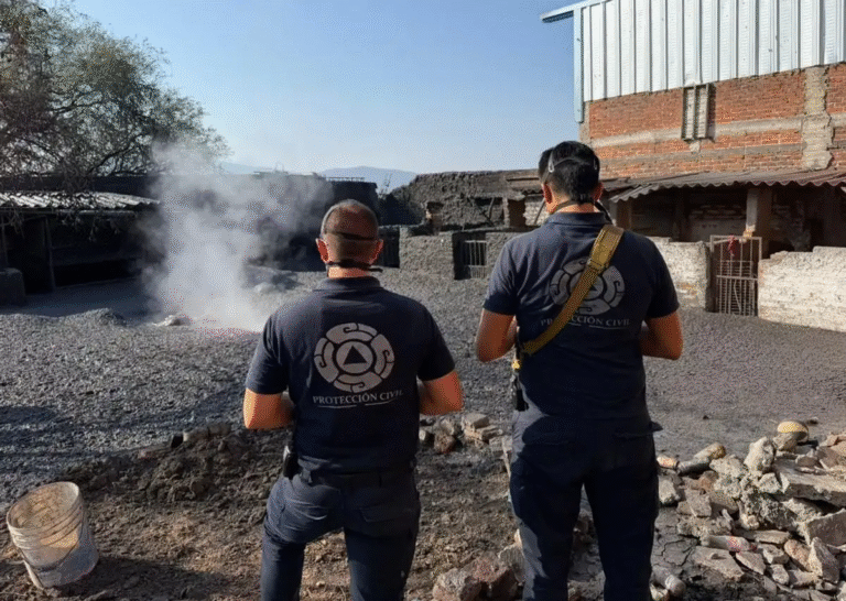 un-geiser-emerge-en-el-patio-de-una-casa-en-ixtlan-michoacan_14524f3f-1c82-4020-8a80-96e1e072c021_media