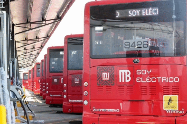 hombre-muere-en-unidad-del-metrobus-en-cdmx-cierran-estacion-escuadron-201_6e32c8b4-7f4b-4156-8ab1-a