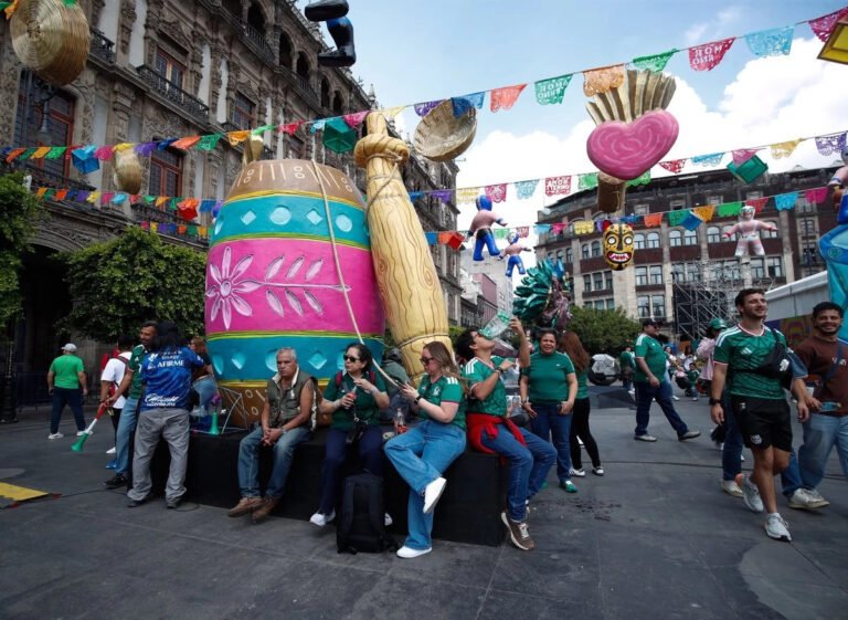 plaza-garibaldi-se-convierte-en-epicentro-de-la-fiesta-mundialista-mexicana_07cfdcda-f9df-49a6-ac6f-243fef6f7fe3_medialjnimgndimage=fullsize (1)