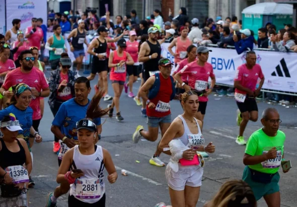 los-kenianos-simon-maywa-y-gladys-cheropms-conquistan-el-medio-maraton-de-la-cdmx-2026_8e912216-600b-4519-bef6-5a7f83cac312_medialjnimgndimage=fullsize