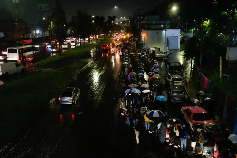 intensa-lluvia-inunda-el-oriente-de-cdmx-y-afecta-la-linea-a-del-metro_11065a8d-93d4-4948-ac43-2a6f4689ff56_media