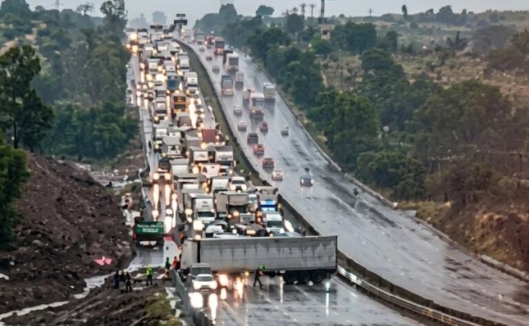 cierran-la-mexicoqueretaro-por-choque-multiple-l