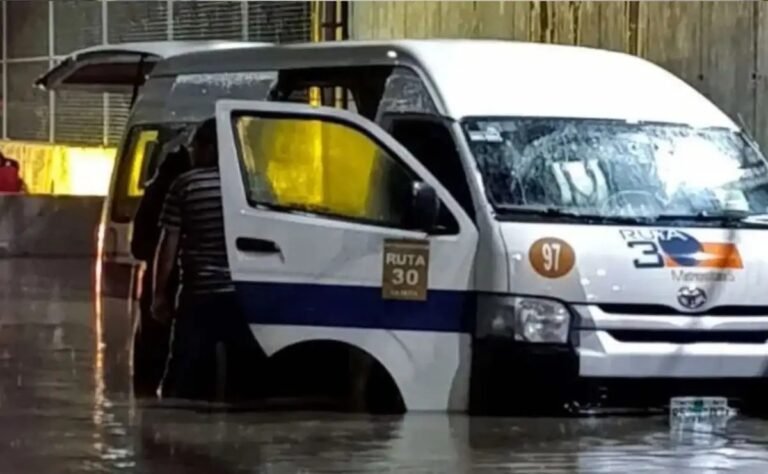 inundacion-deja-seis-pasajeros-muertos-en-una-co