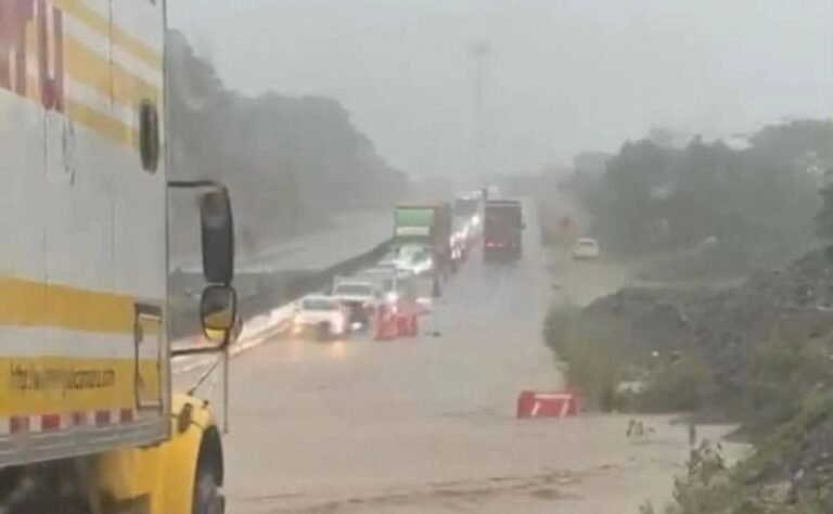 lluvias-torrenciales-colapsan-la-autopista-colim