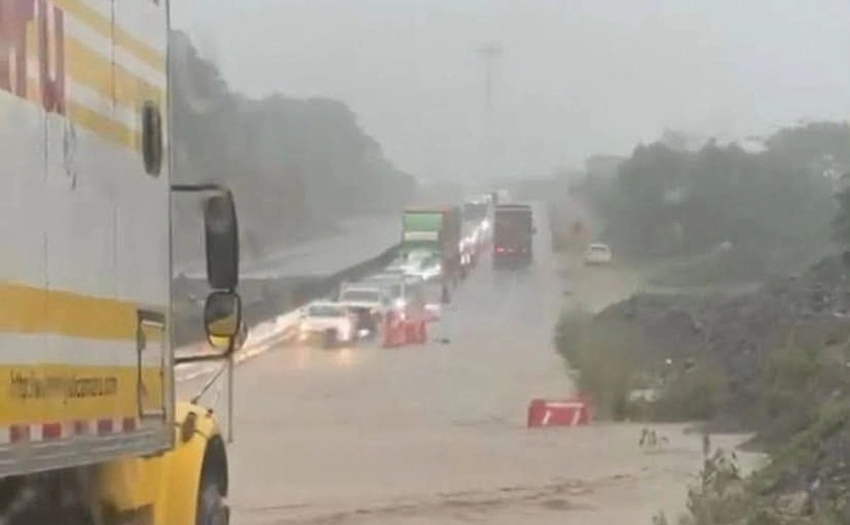 lluvias-torrenciales-colapsan-la-autopista-colim