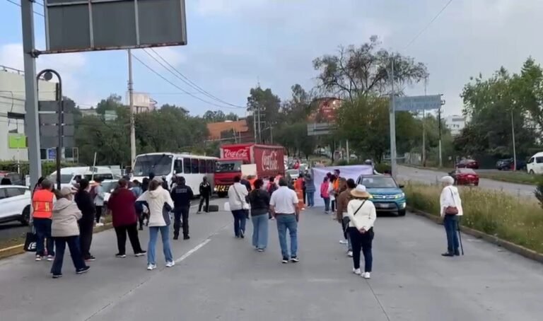 vecinos-de-lomas-verdes-bloquean-avenida-en-nauc