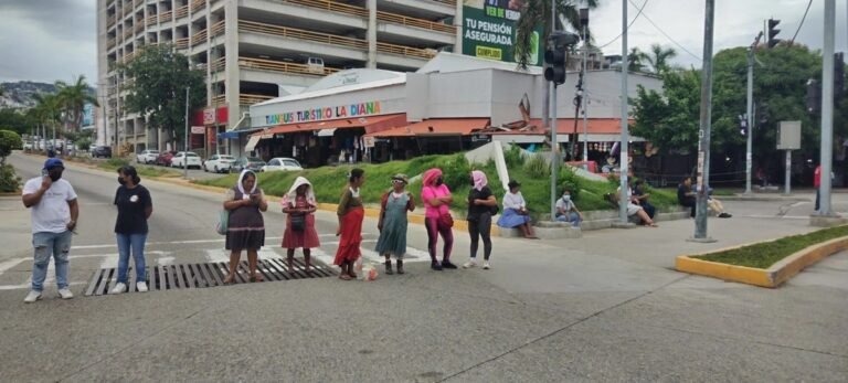 comerciantes-de-acapulco-bloquean-la-costera-mig