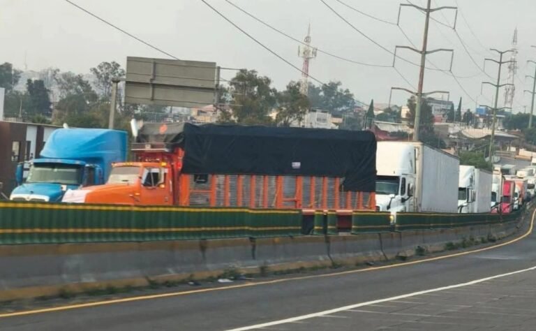 cumple-mas-de-17-horas-el-bloqueo-de-transportis